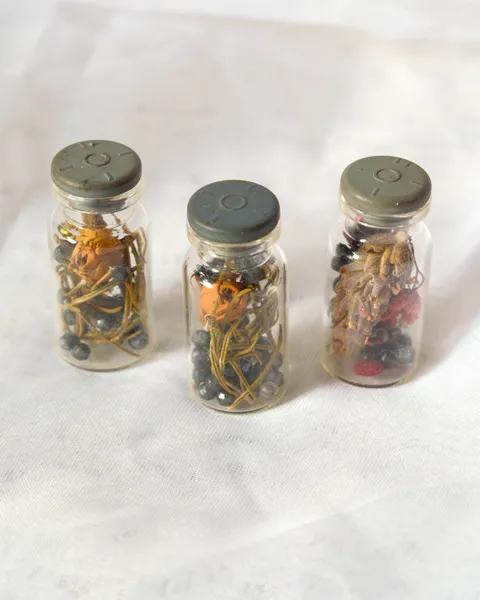 Frasquitos de vidrio con curiosidades